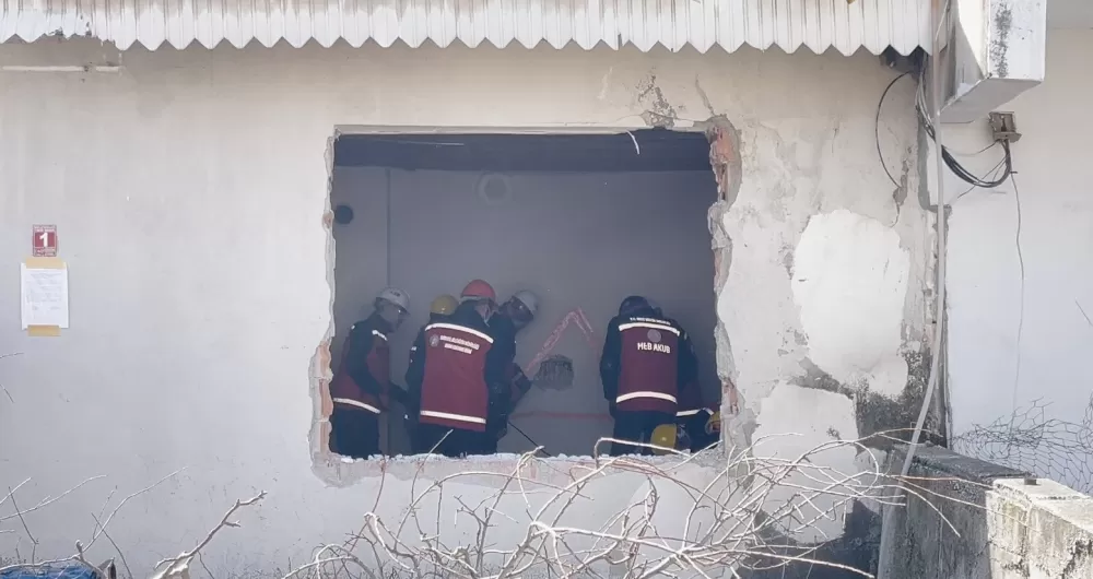 Burdur'da 5.7 büyüklüğündeki deprem tatbikatında gerçeği aratmayan görüntüler