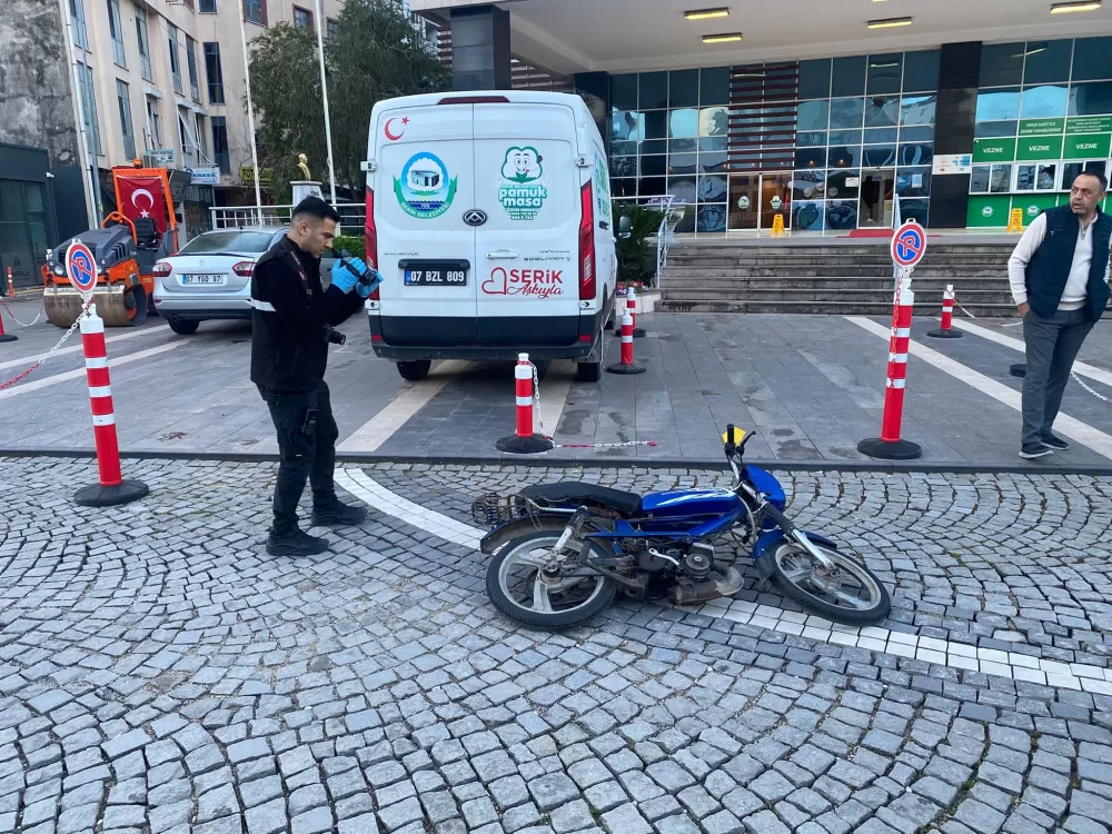 Antalya'da elindeki pompalı tüfekle belediye binasına ateş açtı