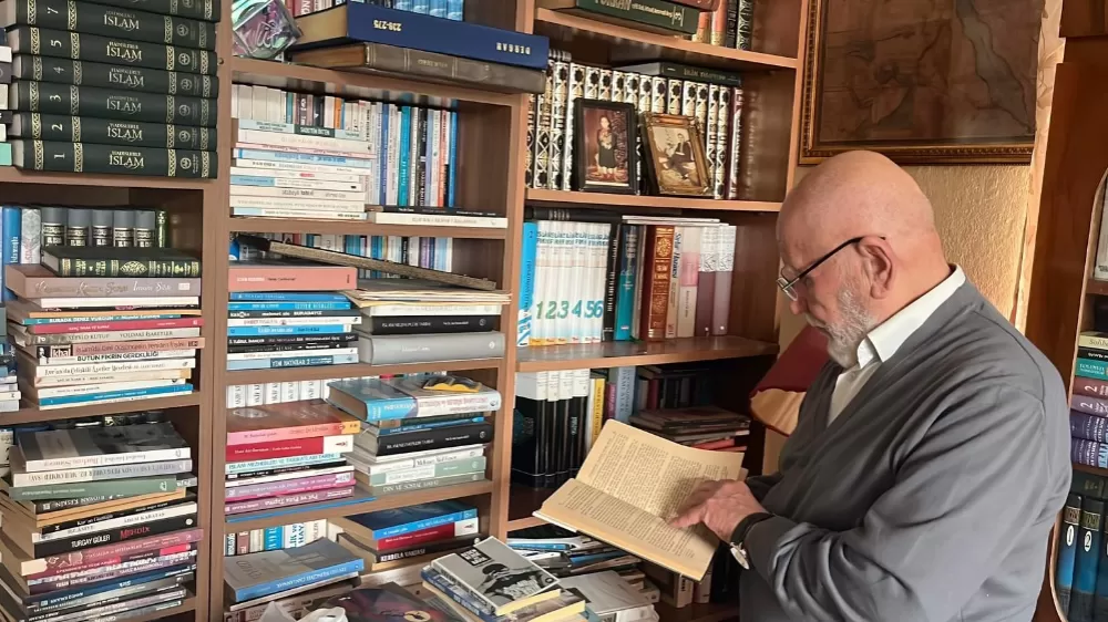 Kitap aşkı çocuklukta başladı, 11 bin kitaba ulaştı