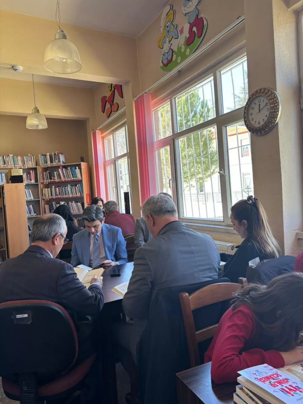 Kaymakam İbrahim Cem Deveci Kütüphaneler Haftası etkinliğinde kitap okudu