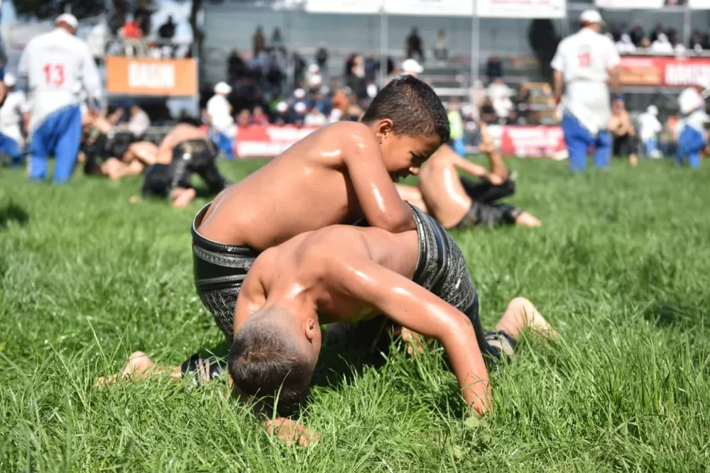 Güreşin Başkenti Antalya Kepez'de 12 yıl sonra  pehlivanlar dualı çayıra çıktı Başpehlivan kim olur ?