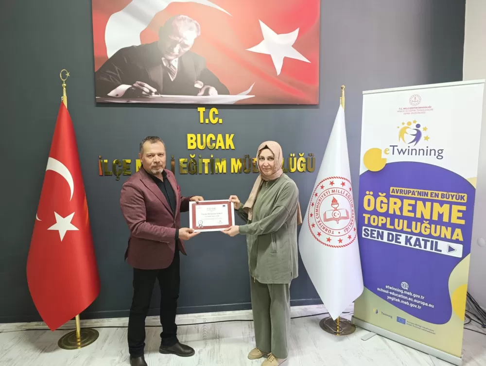 Bucak'ta Başarılı Öğretmenlere Belgeleri Verildi