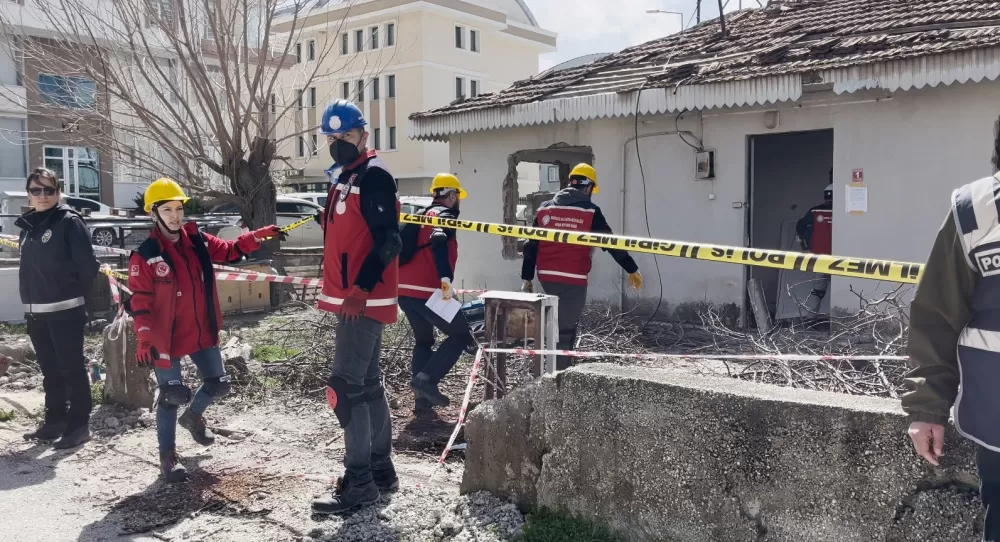 Burdur'da 5.7 büyüklüğündeki deprem tatbikatında gerçeği aratmayan görüntüler