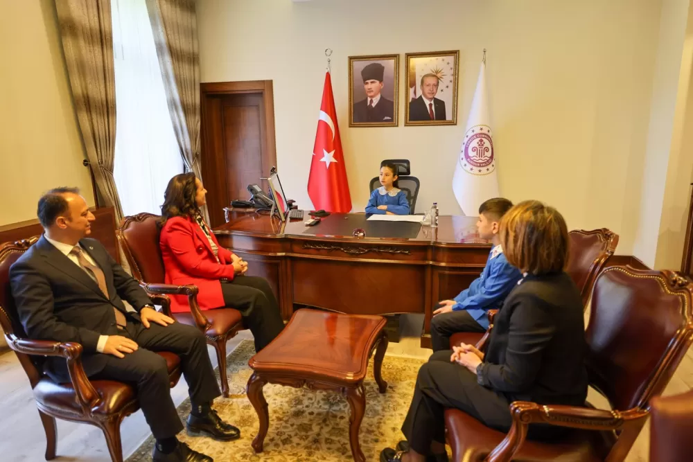 Burdur Valisi Bilgihan makamını minik Cemre'ye devretti