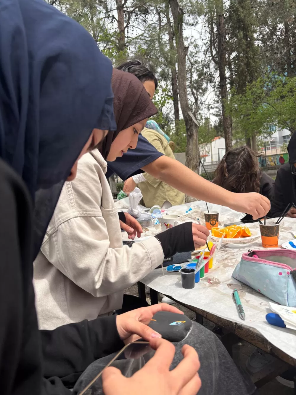 Burdur Lisesi öğrencileri kaygı düzeyini azaltmak için taş boyadılar