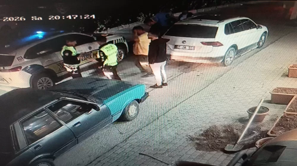 Otomobilin açılan kapısına çarpan elektrikli bisiklet sürücüsü metrelerce savurdu