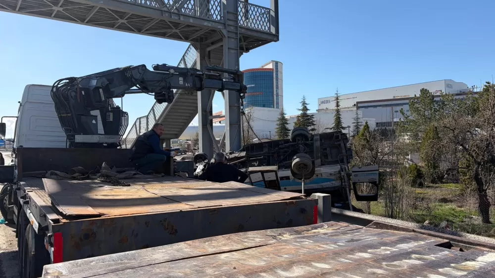 Ankara'da halk otobüsü köprü direğine çarptı 5 ölü 15 yaralı