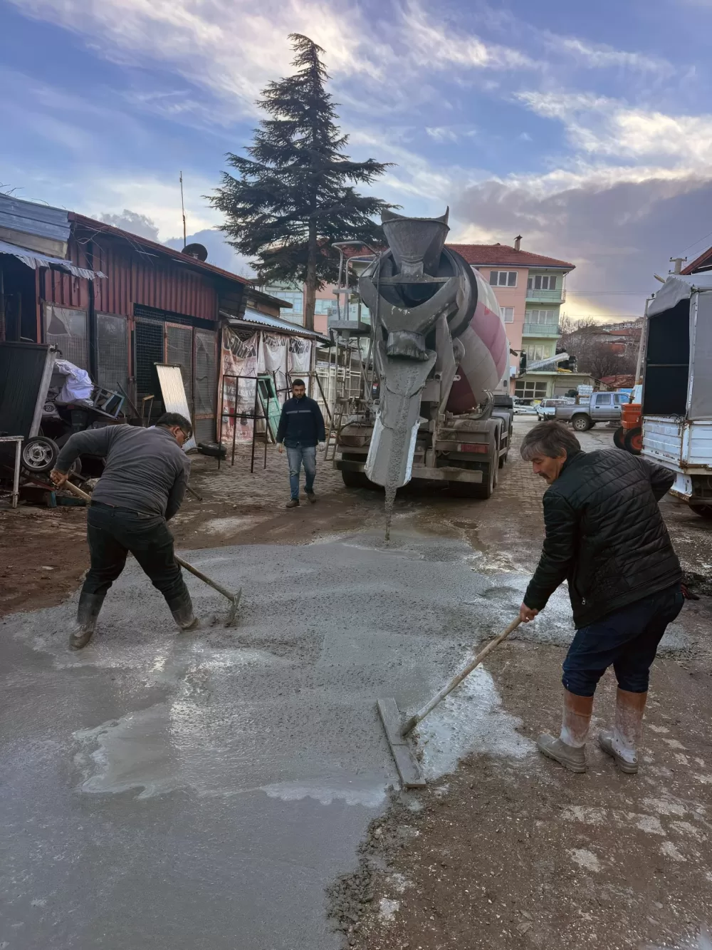 Tefenni'de bozulan yollara beton yama yapıldı Baraj yolu için asfalt mesaisi başlıyor