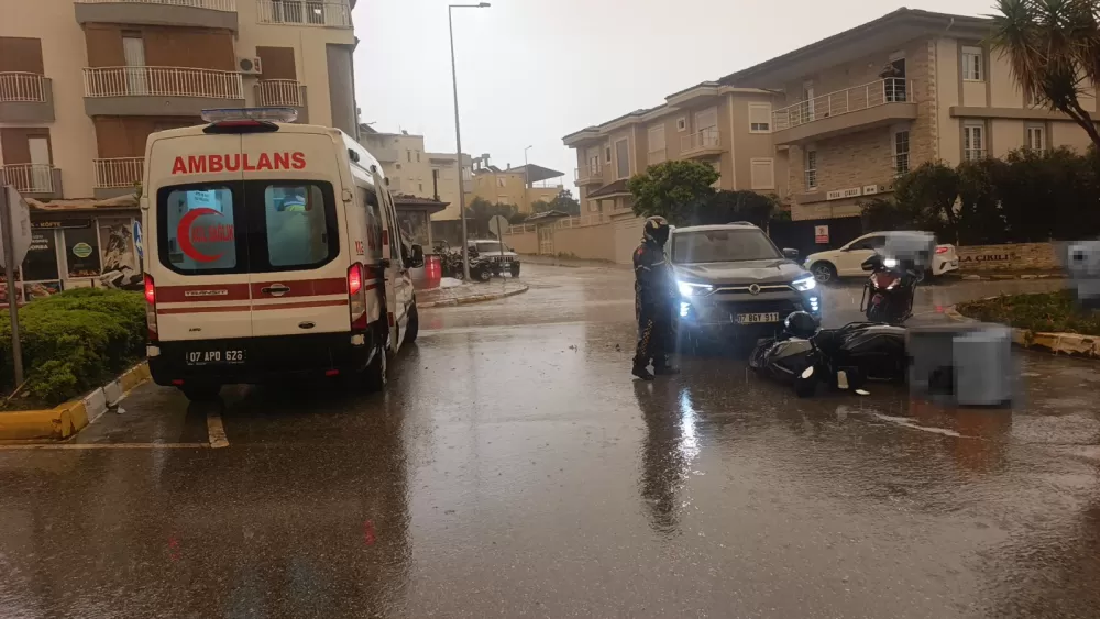 Antalya'da otomobille çarpışan motosiklet sürücüsü yaralandı Kaza anı kamerada