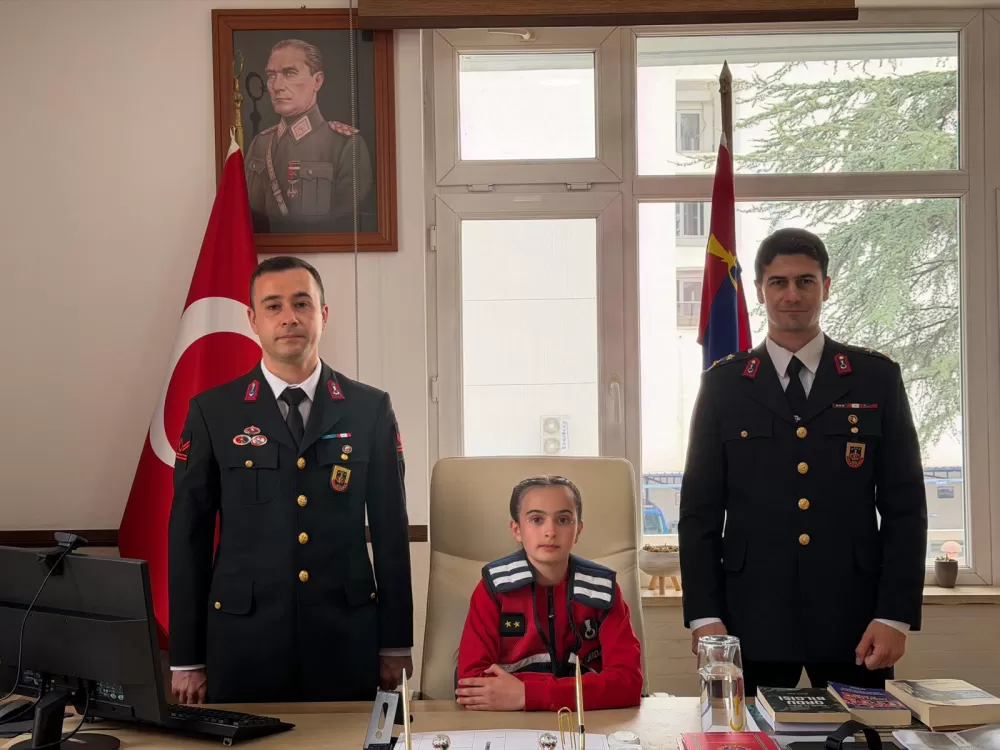 Bucak'ta 23 Nisan coşkusu Defne Şentürk Komutanlık koltuğuna oturdu