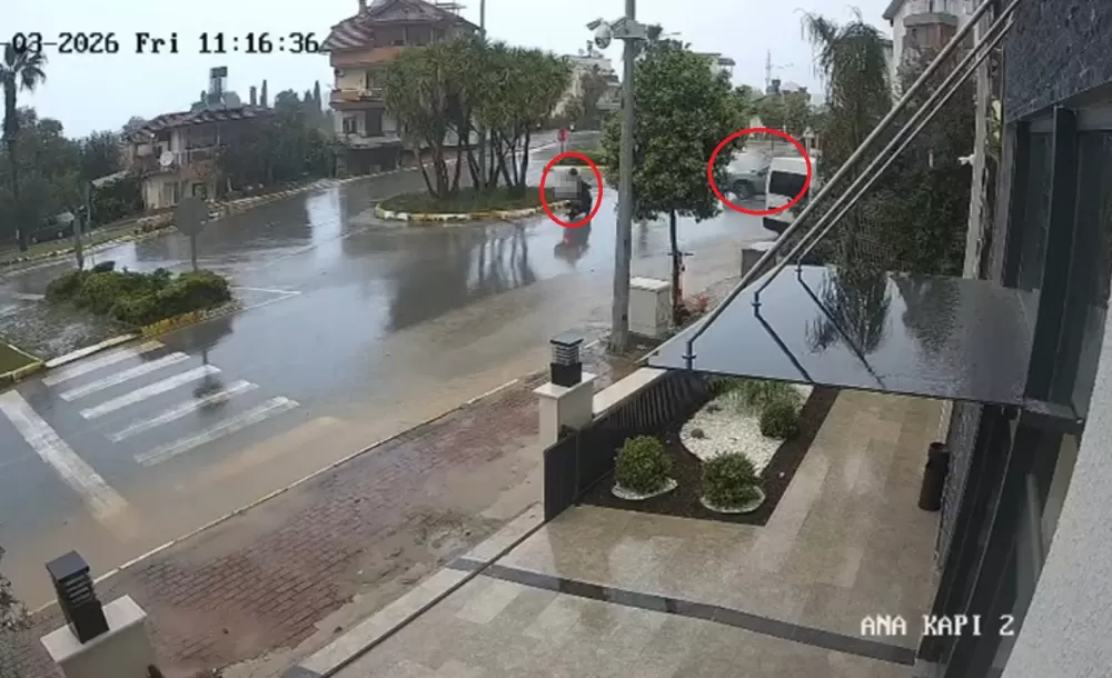 Antalya'da otomobille çarpışan motosiklet sürücüsü yaralandı Kaza anı kamerada