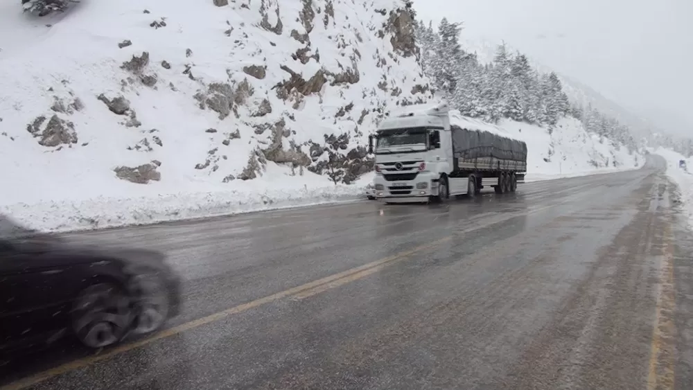 Antalya Konya karayolunda kar yağışı! Alacabel'de ulaşım güçlükle sağlanıyor