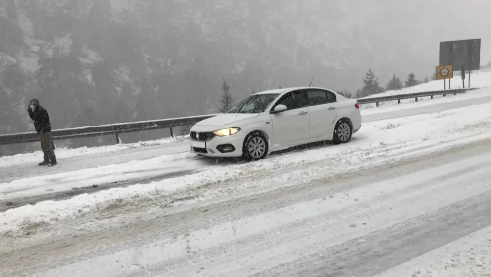 Antalya Konya karayolunda kar yağışı! Alacabel'de ulaşım güçlükle sağlanıyor