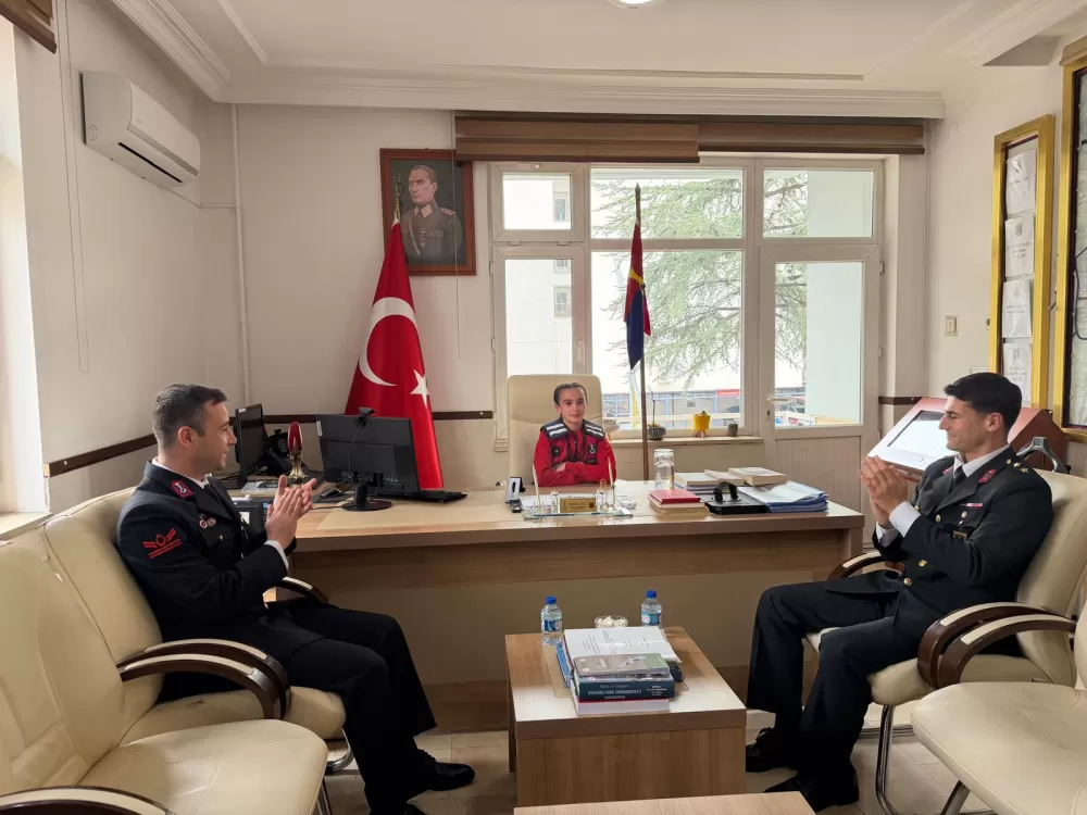 Bucak'ta 23 Nisan coşkusu Defne Şentürk Komutanlık koltuğuna oturdu