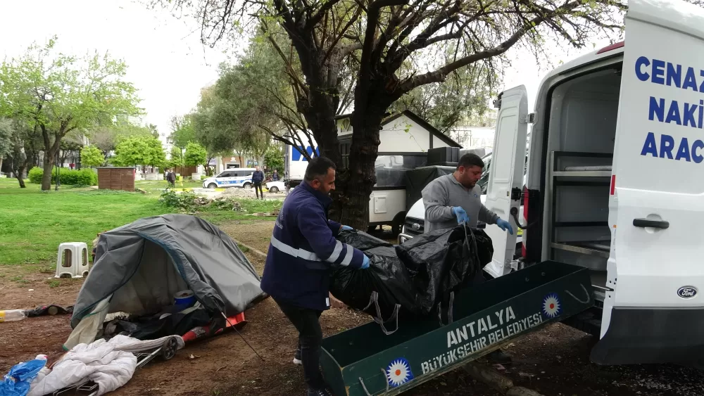Antalya'da acı haber Parktan geldi çadırda yaşayan adam ölü bulundu