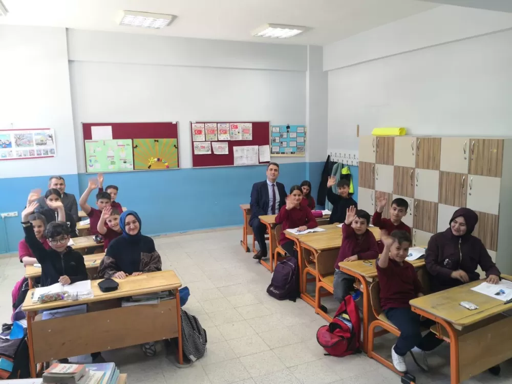 Kaymakam Kuruca Çamlıca İlkokulunu ziyaret ederek öğrencilerle buluştu