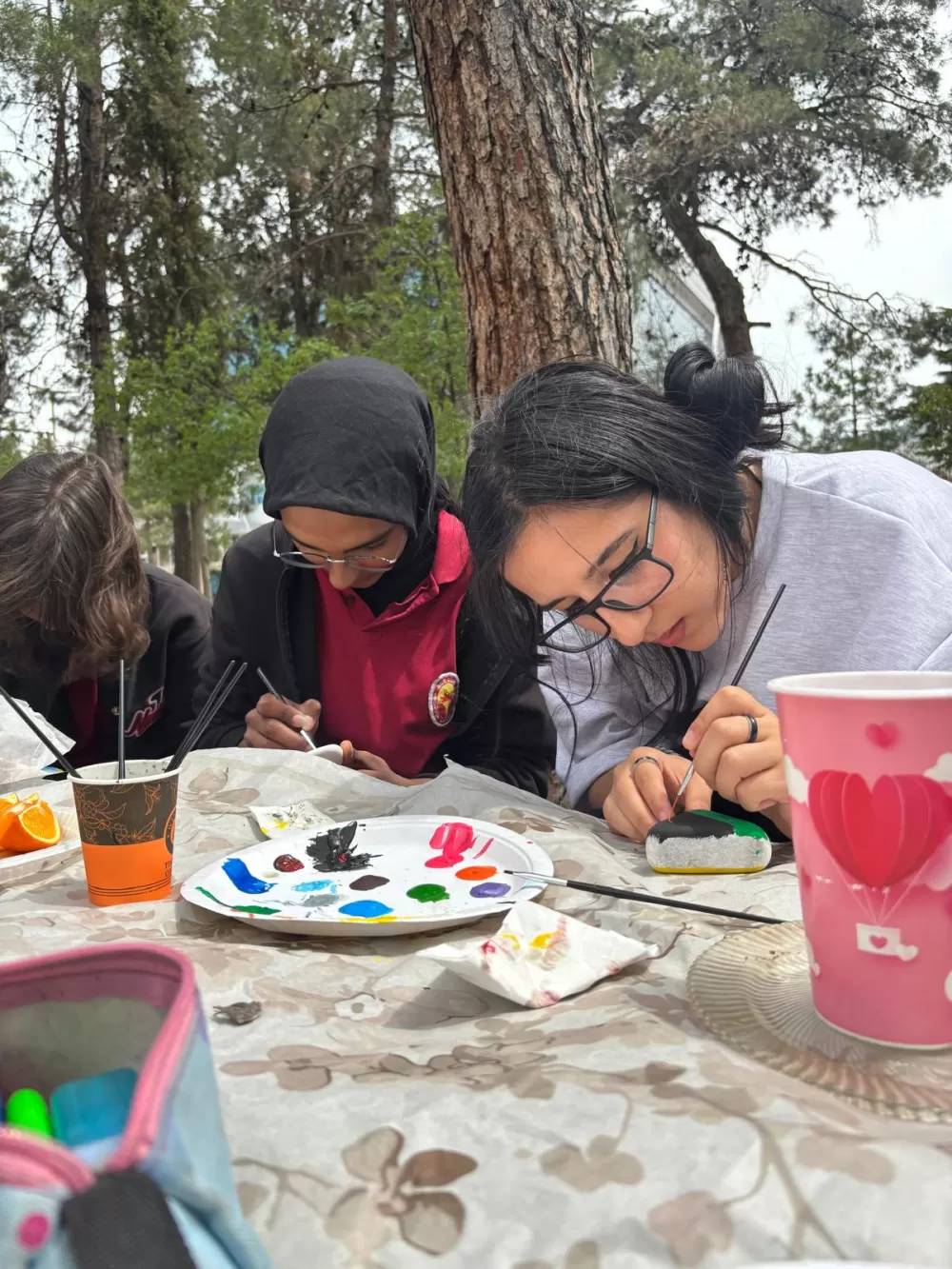Burdur Lisesi öğrencileri kaygı düzeyini azaltmak için taş boyadılar