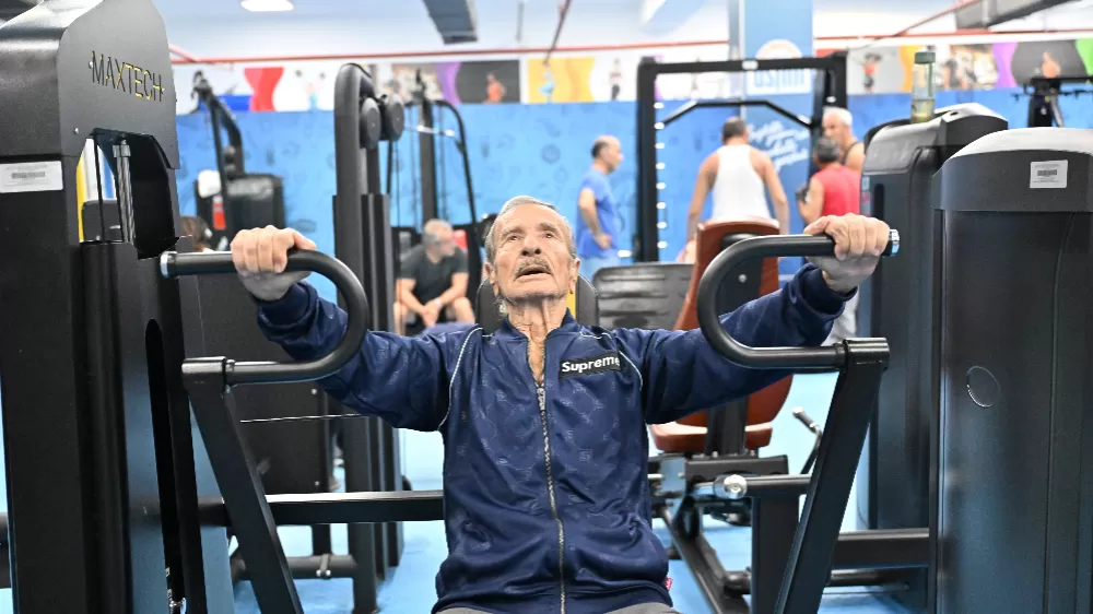 Spor tutkunu 86 yaşındaki 'süper dede', gençlere taş çıkartıyor