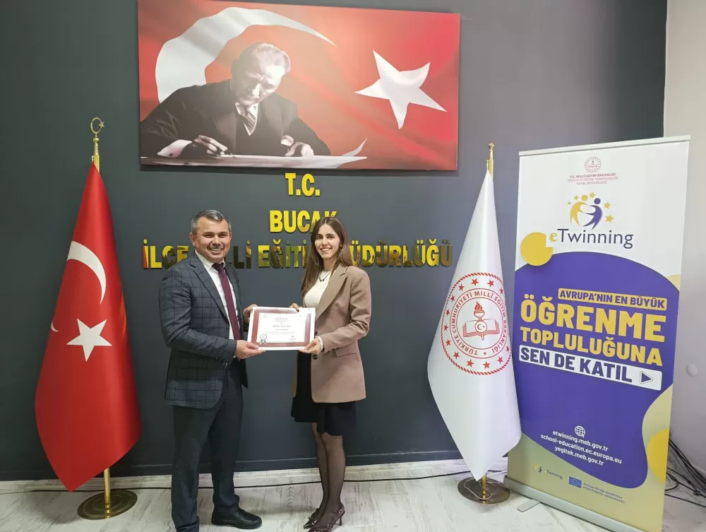 Bucak'ta Başarılı Öğretmenlere Belgeleri Verildi