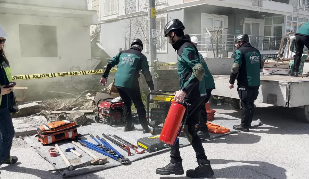 Burdur'da 5.7 büyüklüğündeki deprem tatbikatında gerçeği aratmayan görüntüler