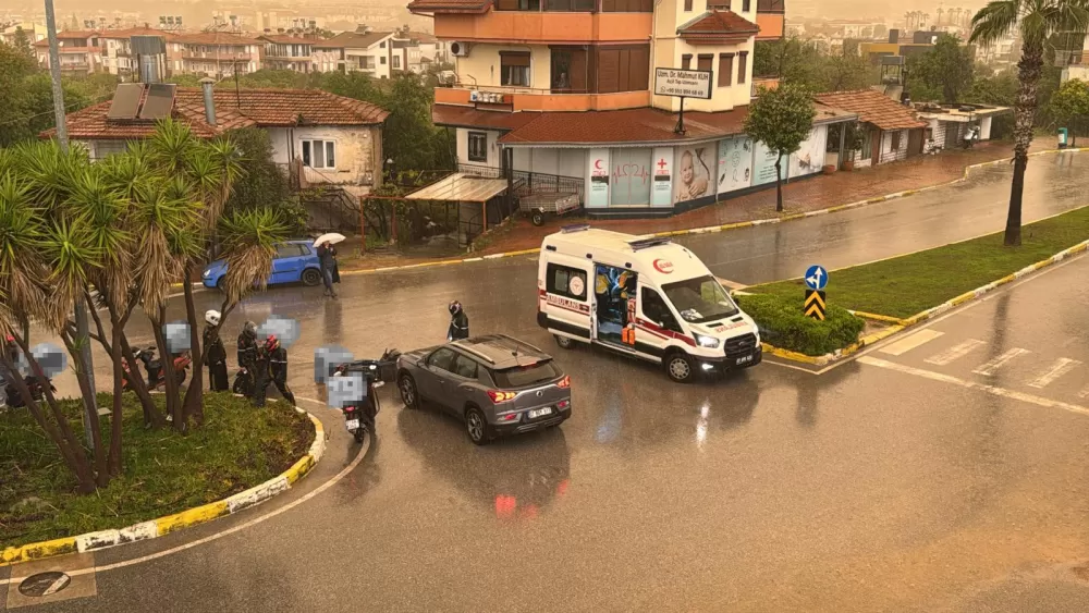 Antalya'da otomobille çarpışan motosiklet sürücüsü yaralandı Kaza anı kamerada