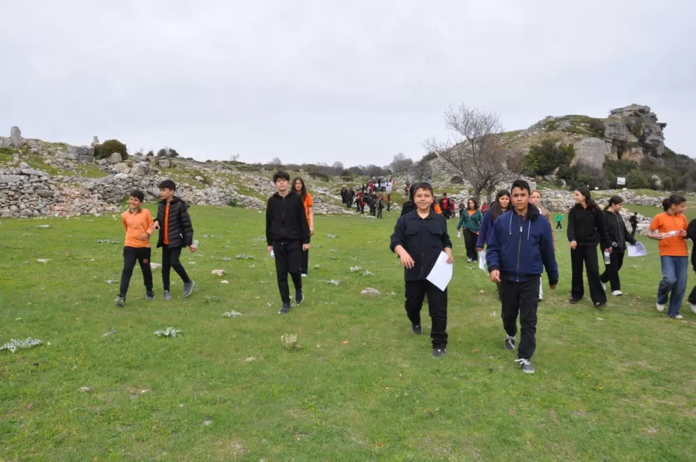 Bucaklı öğrenciler Kremna’da tarihe yolculuk yaptı