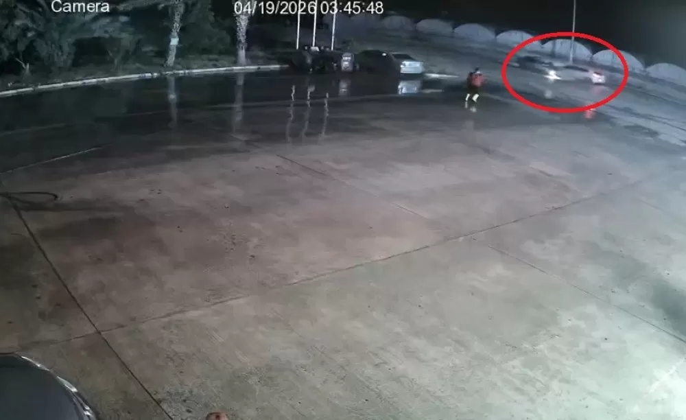 Antalya'da feci kaza 2 otomobil kafa kafaya çarpıştı 1 kişi yaşamını yitirdi. 