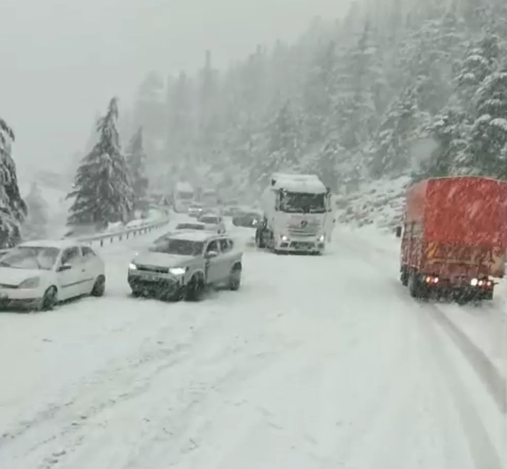 Antalya Konya karayolunda kar yağışı! Alacabel'de ulaşım güçlükle sağlanıyor