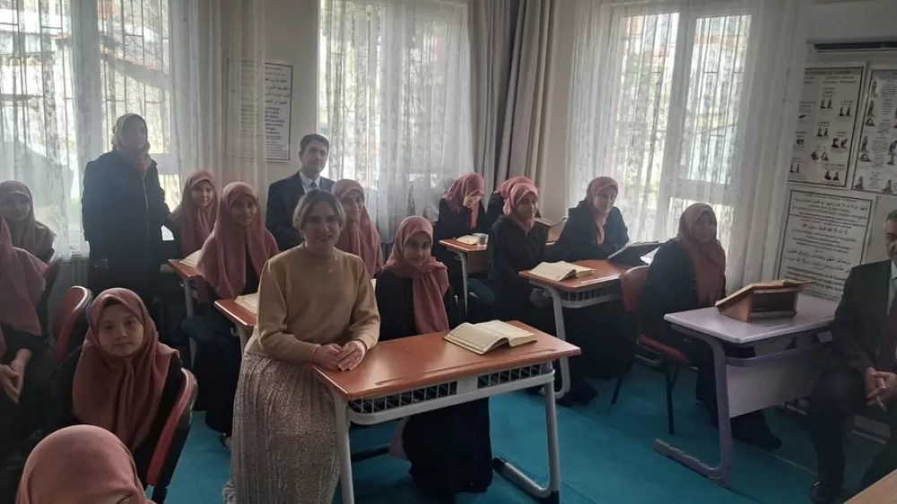 Bucak Kaymakamı Can Kazım Kuruca yatılı kız Kur'an Kursu öğrencilerini ziyaret etti