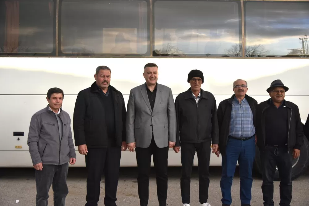 Bucaklı çiftçiler Konya Yolunda Eğirdir'de mola verdi! Başkan Özer sofrasını üreticiye açtı