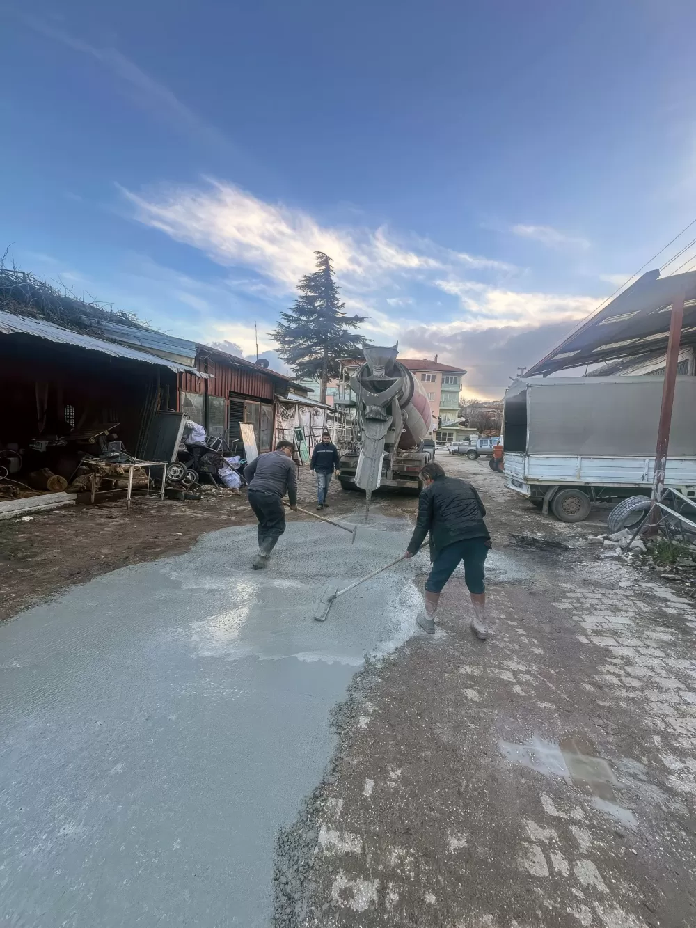 Tefenni'de bozulan yollara beton yama yapıldı Baraj yolu için asfalt mesaisi başlıyor