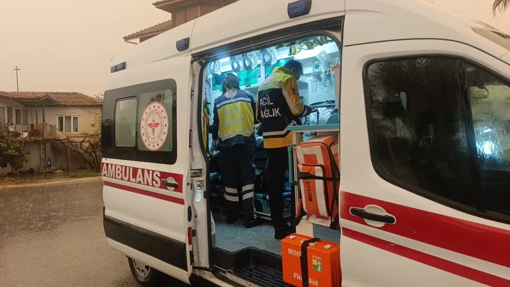 Antalya'da otomobille çarpışan motosiklet sürücüsü yaralandı Kaza anı kamerada