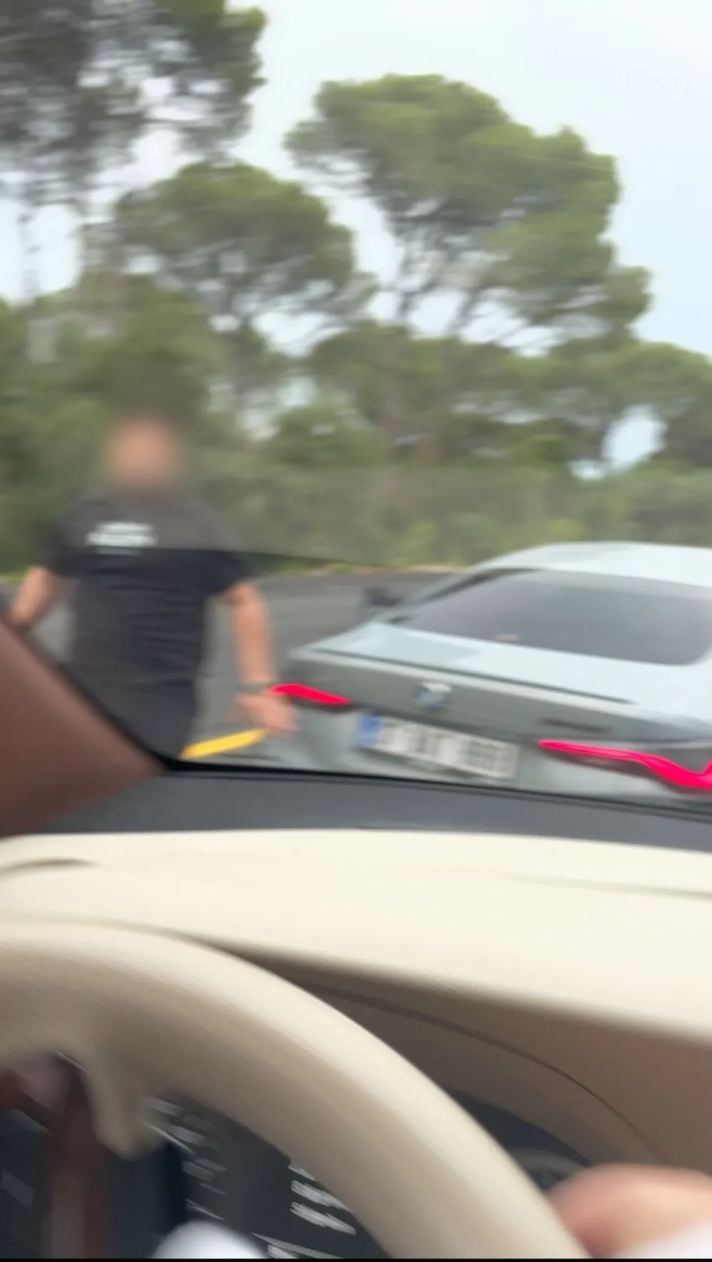 Antalya’da akan trafikte lüks araçlı maganda terörü! Önünü kesti, kapıyı açıp...