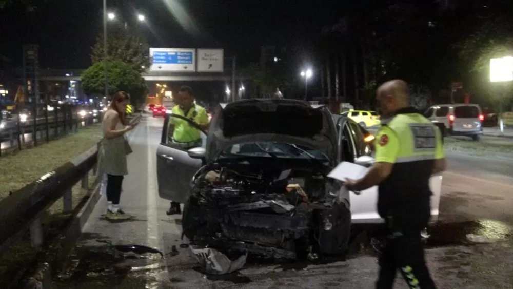 Antalya’da hurdaya dönen araçtan yara almadan çıktı