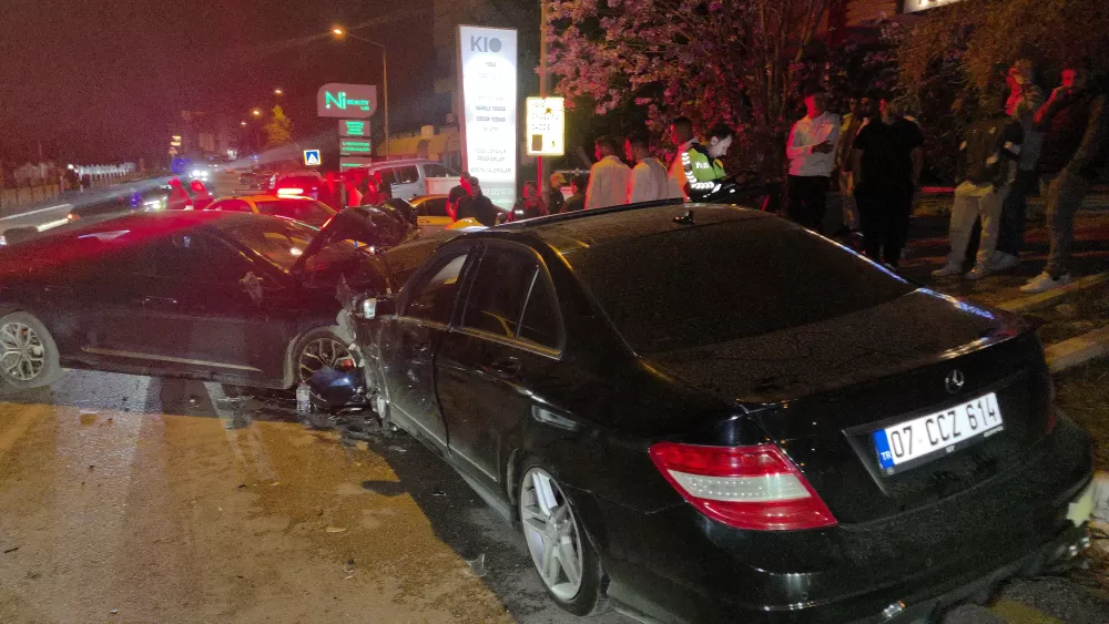 Antalya Muratpaşa'da  Otomobiller  çarpıştı: 3 kişi yaralandı
