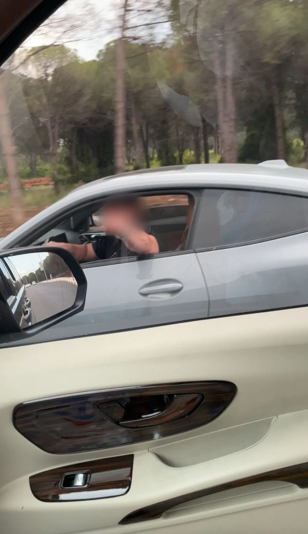 Antalya’da akan trafikte lüks araçlı maganda terörü! Önünü kesti, kapıyı açıp...