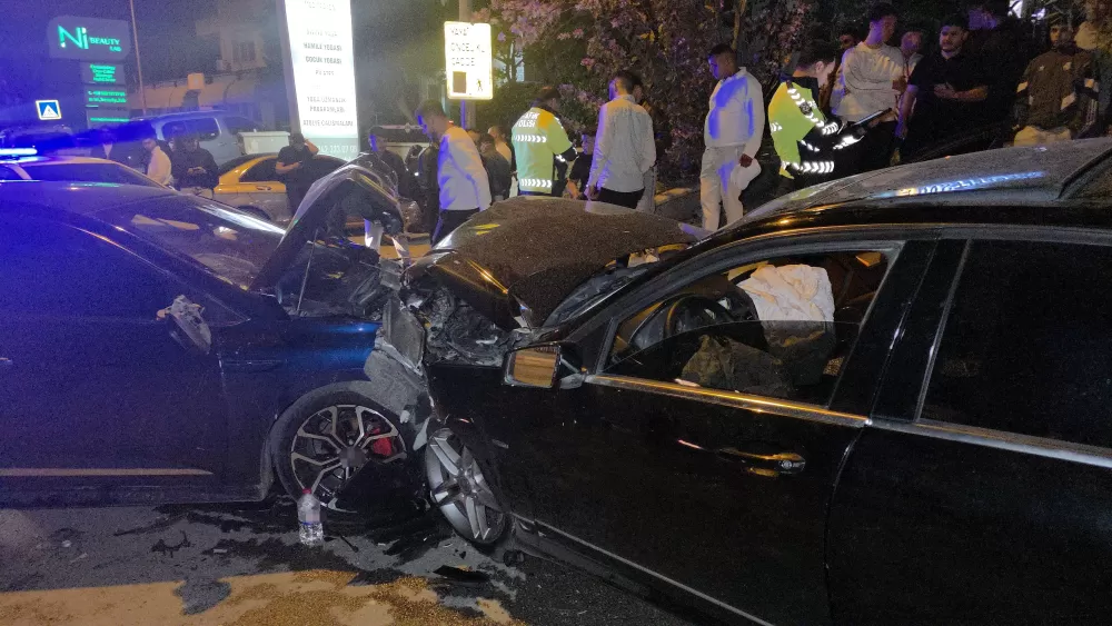 Antalya Muratpaşa'da  Otomobiller  çarpıştı: 3 kişi yaralandı