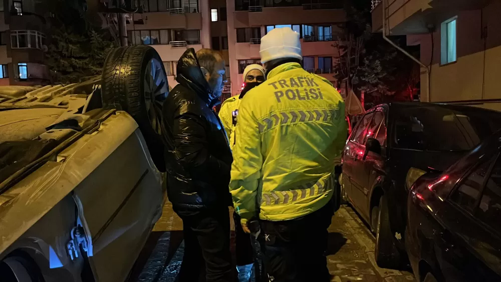  Bolu’da Film Gibi Kaza: Park Halindeki Araçlara Çarpıp Takla Attı, Alkolmetreyi Geçemedi!