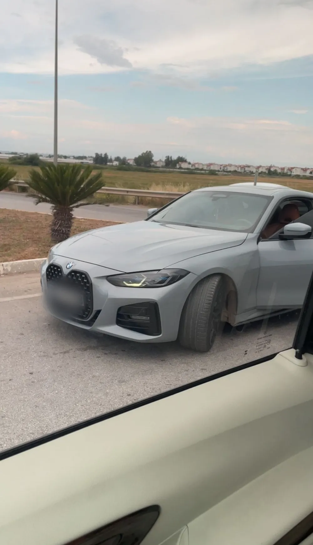 Antalya’da akan trafikte lüks araçlı maganda terörü! Önünü kesti, kapıyı açıp...