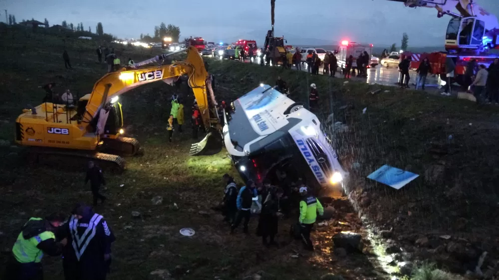 Malatya'da yolcu otobüsü devrildi 3 ölü, 22 yaralı