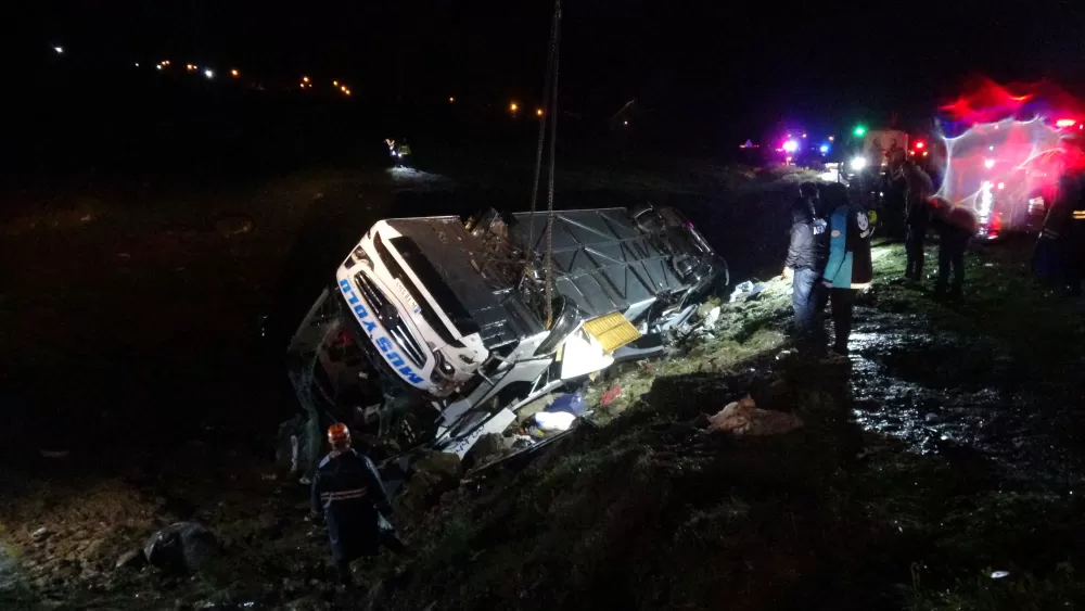 Malatya'da yolcu otobüsü devrildi 3 ölü, 22 yaralı