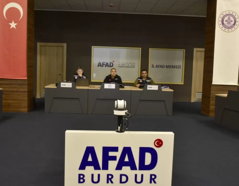Burdur’da eski binalar alarm veriyor