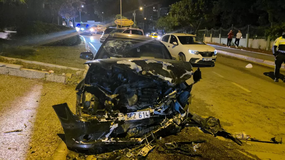 Antalya Muratpaşa'da  Otomobiller  çarpıştı: 3 kişi yaralandı