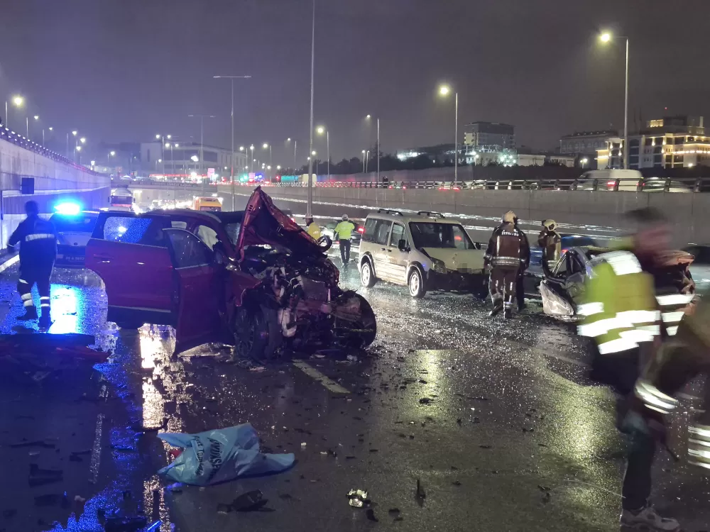 Son Dakika Ankara Trafik Kazası: Pursaklar Havalimanı Yolunda zincirle kaza 3 ağır 8 yaralı 