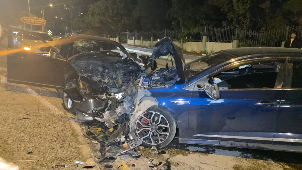 Antalya Muratpaşa'da  Otomobiller  çarpıştı: 3 kişi yaralandı