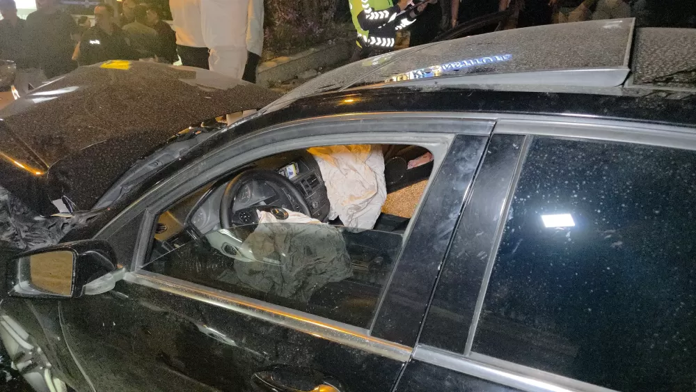 Antalya Muratpaşa'da  Otomobiller  çarpıştı: 3 kişi yaralandı