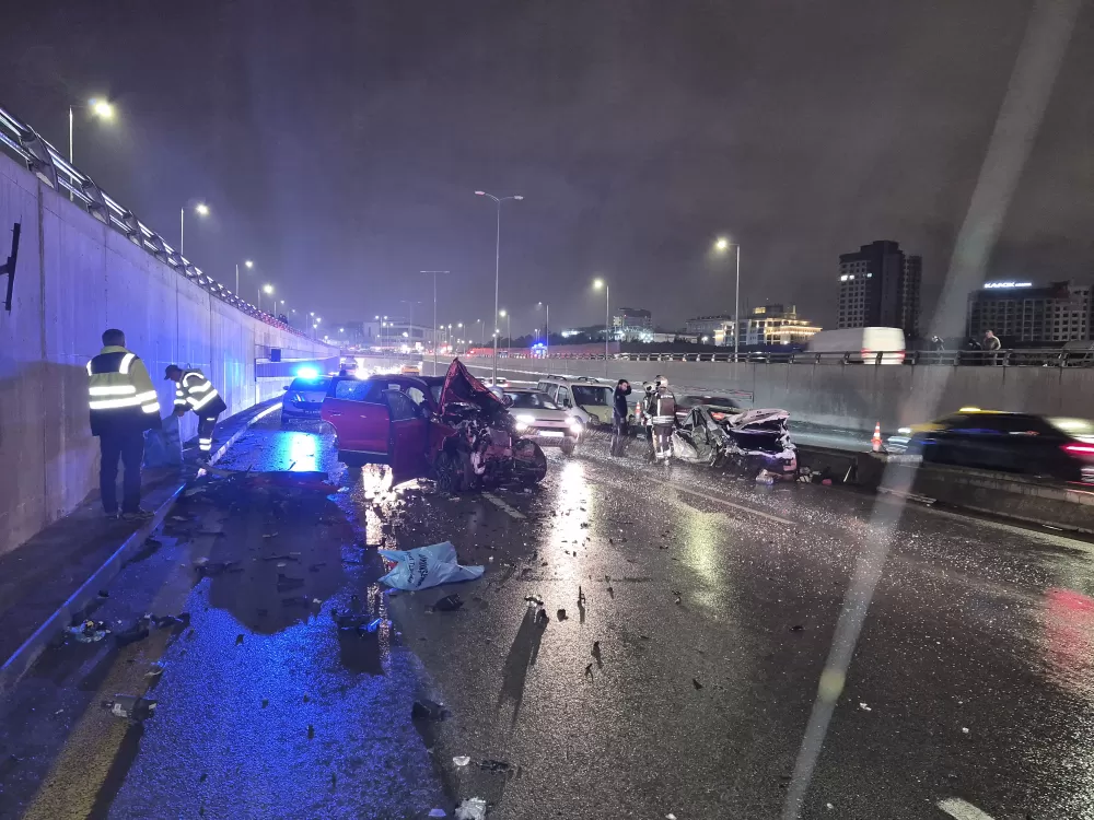Son Dakika Ankara Trafik Kazası: Pursaklar Havalimanı Yolunda zincirle kaza 3 ağır 8 yaralı 