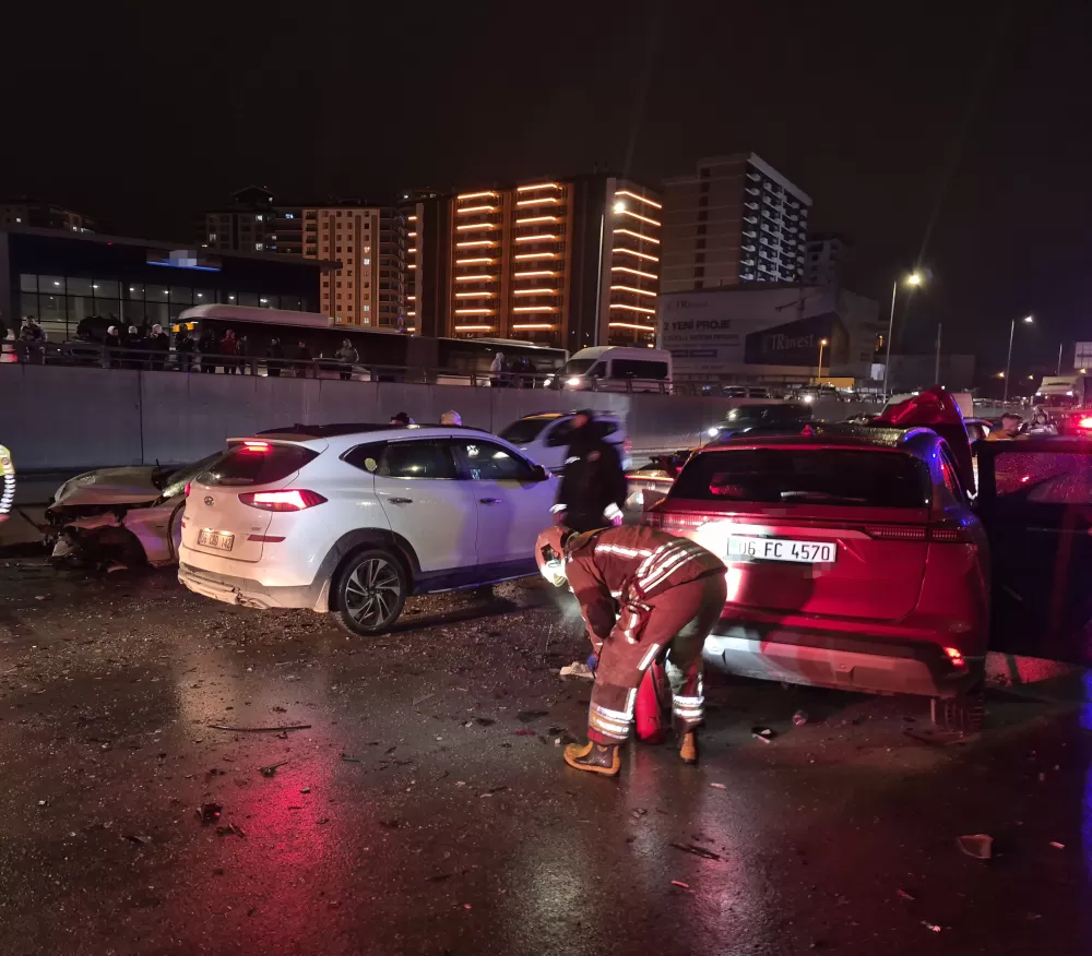 Son Dakika Ankara Trafik Kazası: Pursaklar Havalimanı Yolunda zincirle kaza 3 ağır 8 yaralı 