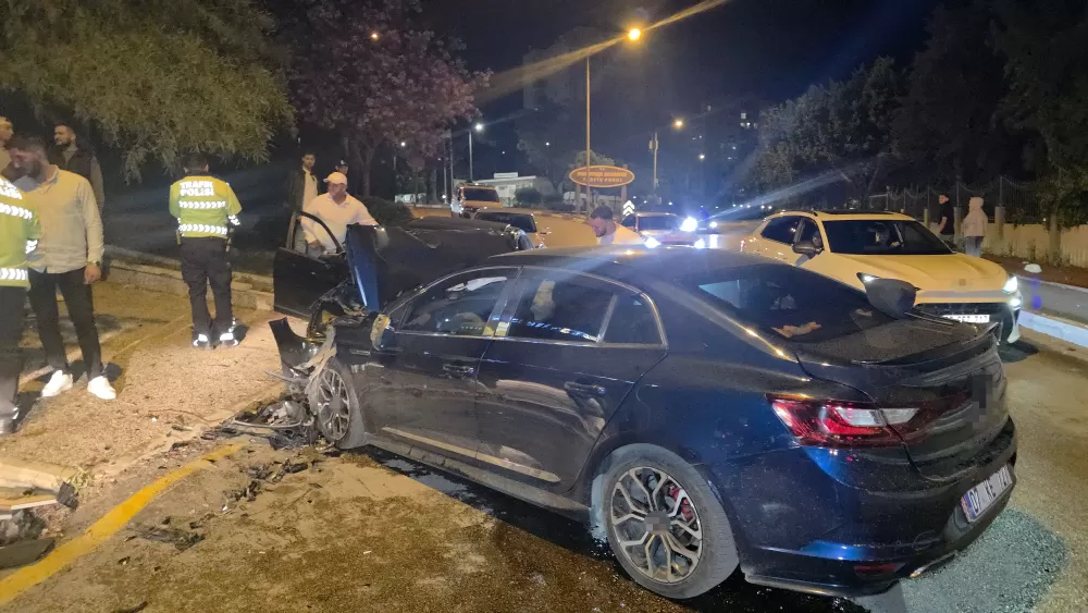Antalya Muratpaşa'da  Otomobiller  çarpıştı: 3 kişi yaralandı