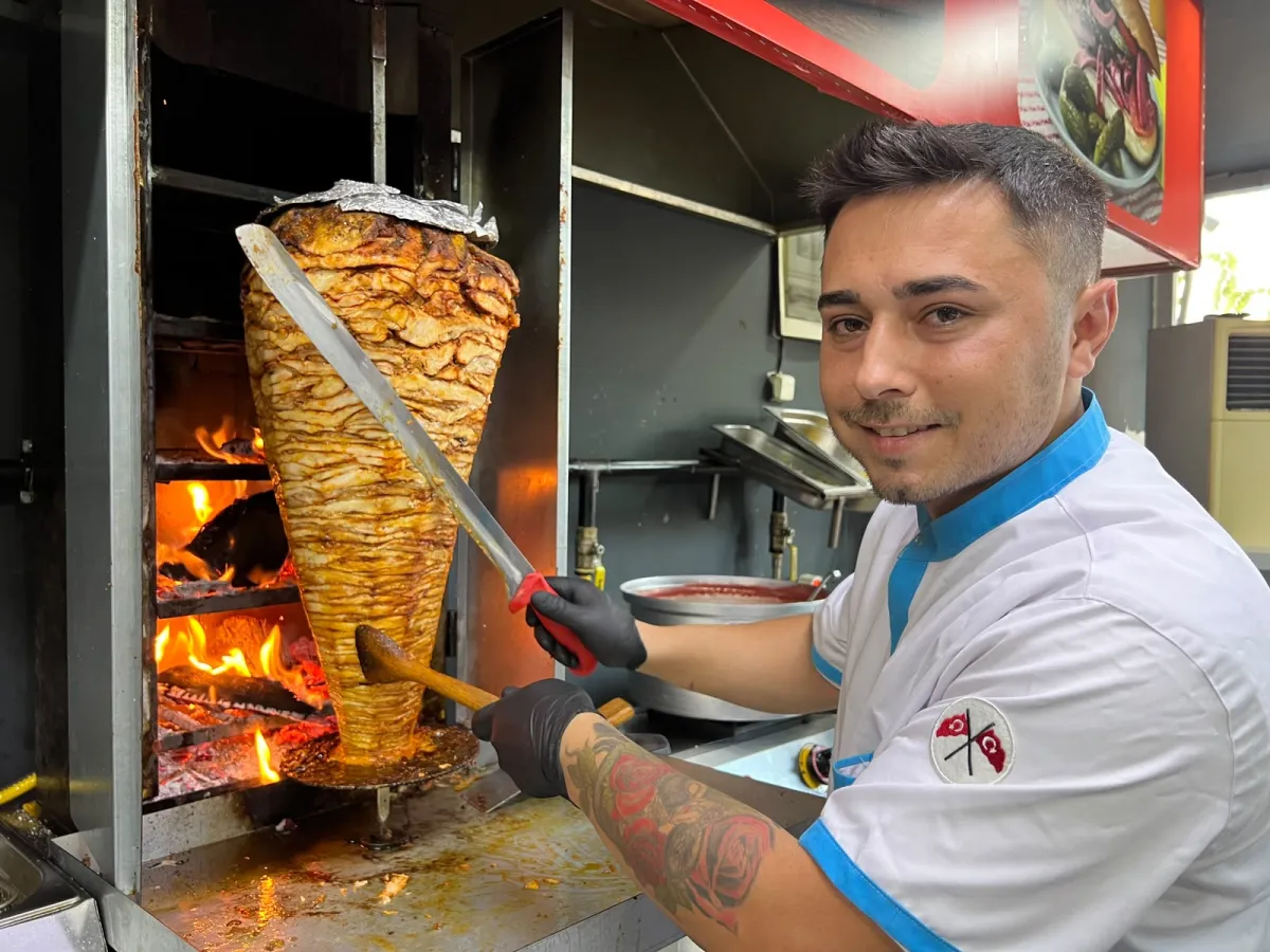 Y&Y Burger’den Bucak’ta odun ateşinde Hatay usulü döner
